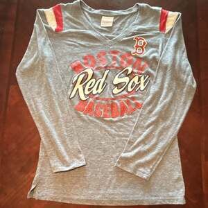 5th & Ocean Boston Red Sox MLB Baseball Gray Long Sleeve V-Neck Shirt Medium